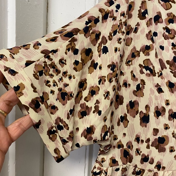 Entro Mod Leopard Print women’s top Blouse size small
Length 25”
Pit to pit 21” - Picture 5 of 7